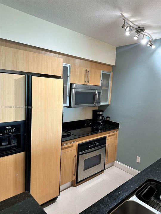 For Rent: $2,750 (1 beds, 1 baths, 846 Square Feet)