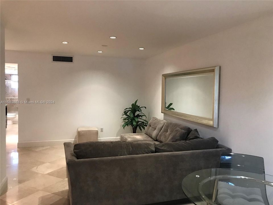 Active With Contract: $2,000 (1 beds, 1 baths, 612 Square Feet)