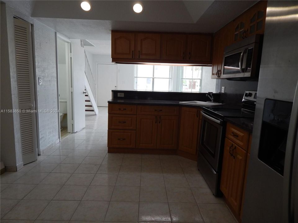 Recently Rented: $2,550 (3 beds, 1 baths, 818 Square Feet)