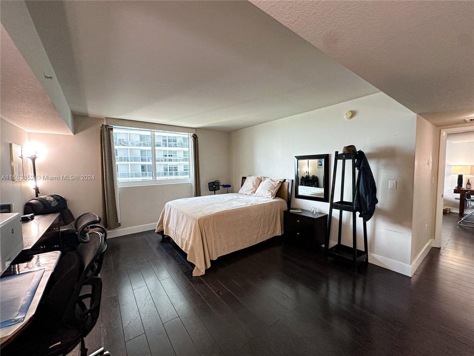 For Sale: $560,000 (1 beds, 1 baths, 1095 Square Feet)