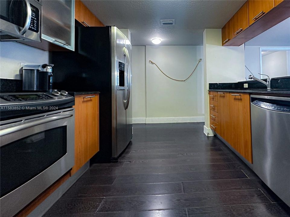 For Sale: $560,000 (1 beds, 1 baths, 1095 Square Feet)