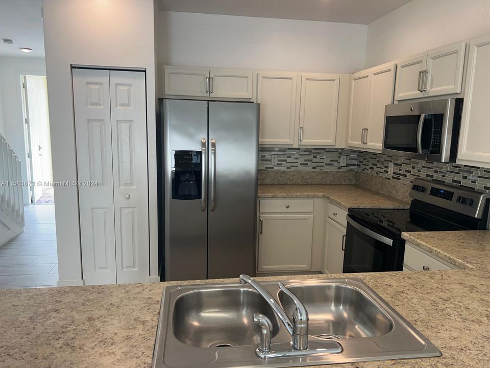 Recently Rented: $2,950 (2 beds, 2 baths, 1441 Square Feet)