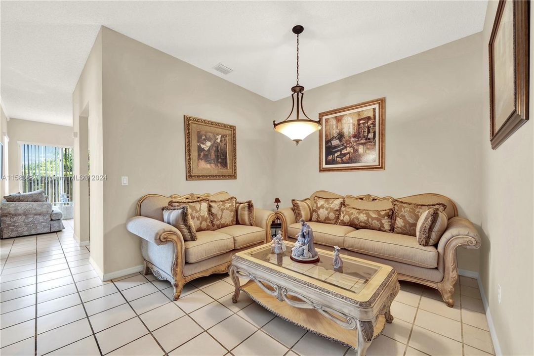 Recently Sold: $580,000 (3 beds, 2 baths, 1528 Square Feet)