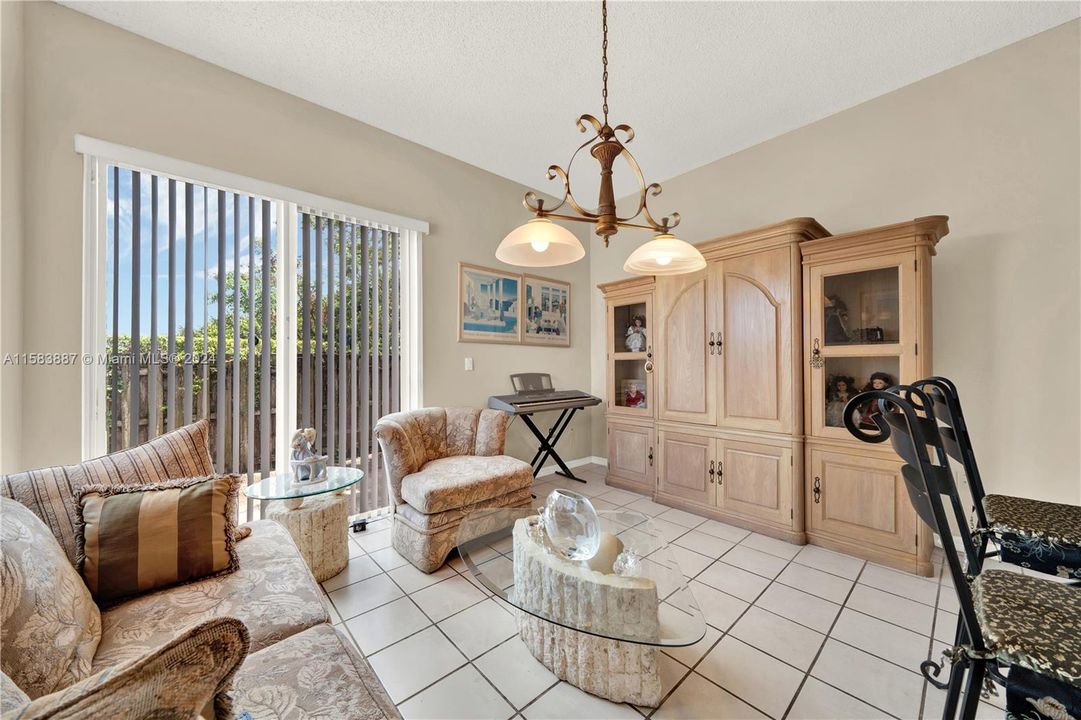 Recently Sold: $580,000 (3 beds, 2 baths, 1528 Square Feet)