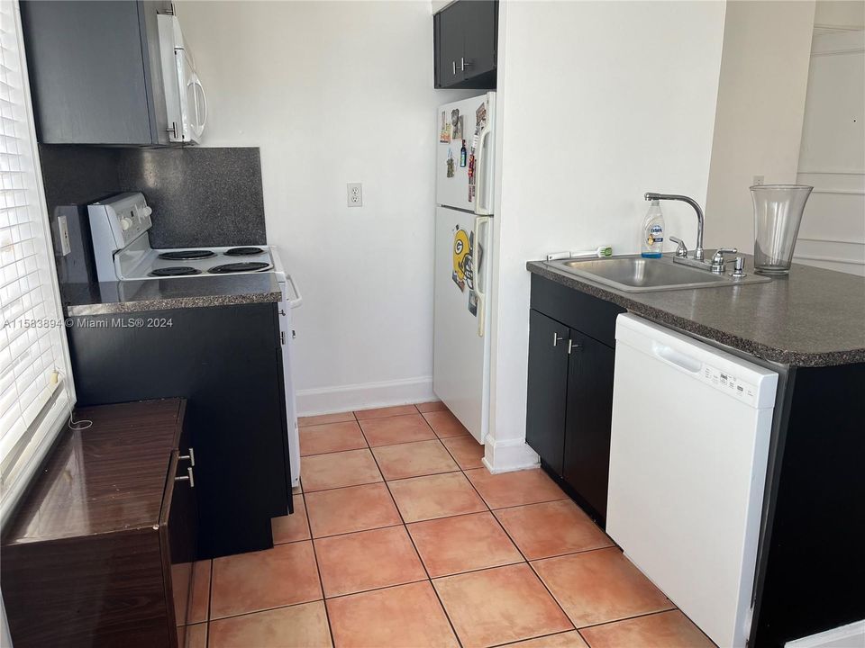 For Rent: $2,900 (2 beds, 1 baths, 800 Square Feet)