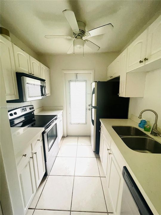 For Rent: $1,750 (1 beds, 1 baths, 640 Square Feet)