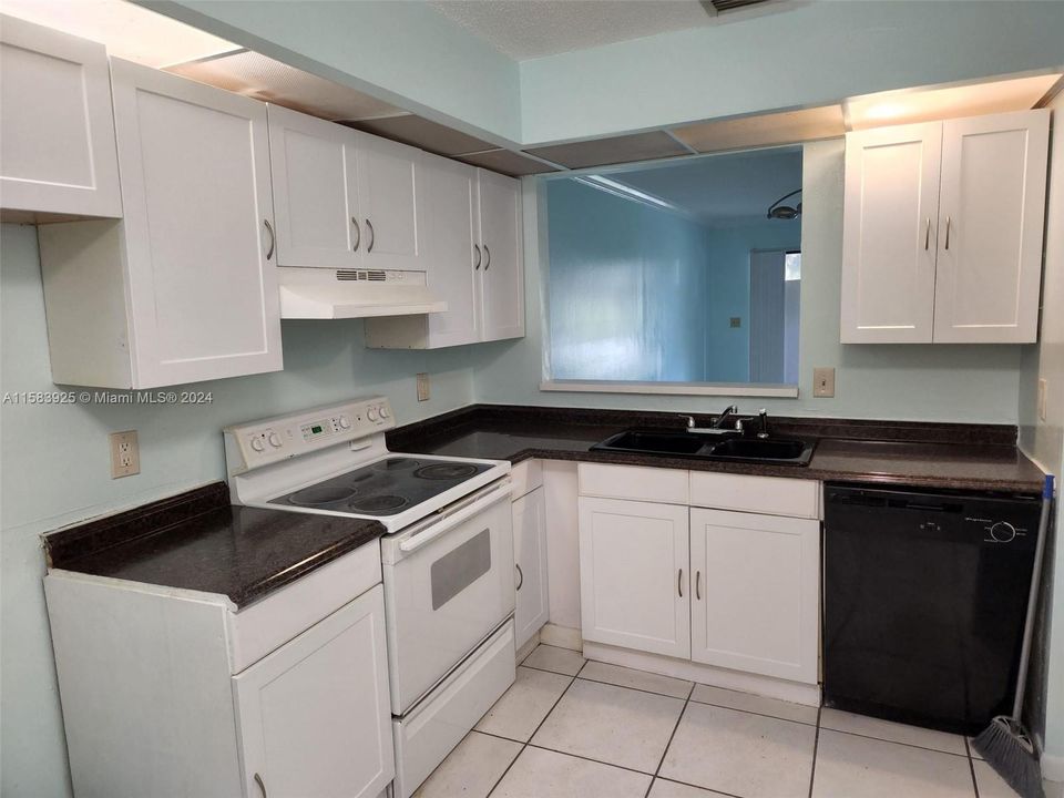 For Sale: $193,000 (2 beds, 2 baths, 980 Square Feet)