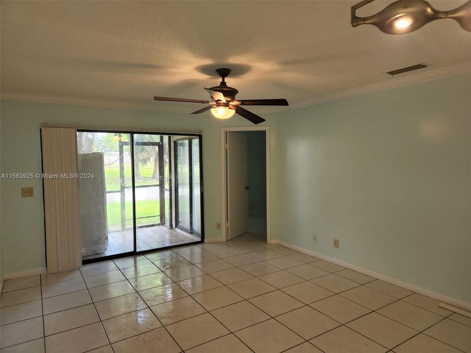 For Sale: $193,000 (2 beds, 2 baths, 980 Square Feet)