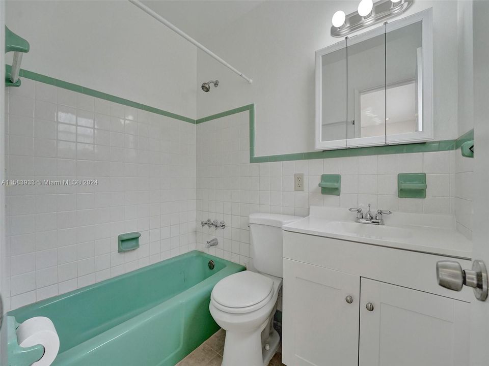 合同活跃: $2,750 (3 贝兹, 2 浴室, 1241 平方英尺)