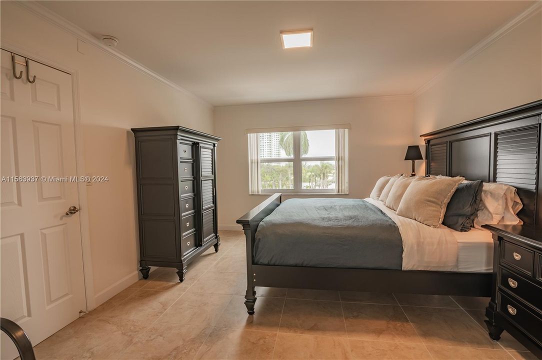 For Sale: $439,000 (2 beds, 2 baths, 1150 Square Feet)