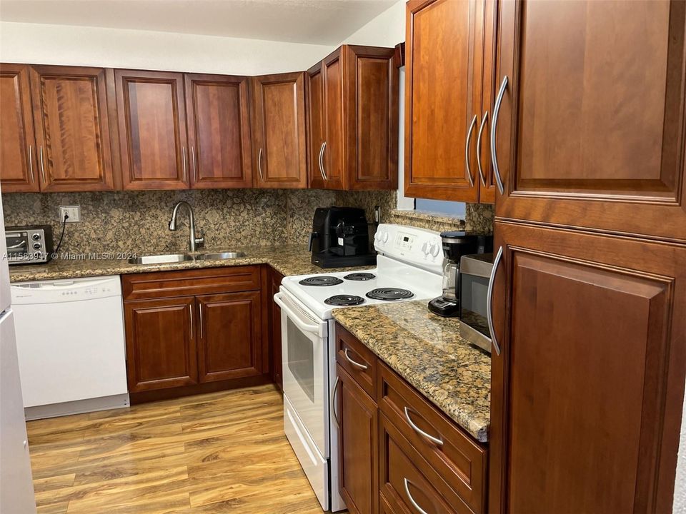 For Sale: $310,000 (2 beds, 2 baths, 1247 Square Feet)