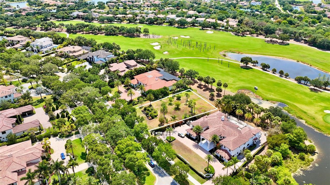 En Venta: $3,495,000 (0.52 acres)