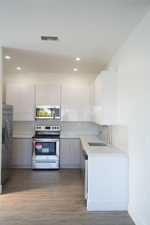 For Rent: $3,100 (3 beds, 2 baths, 1210 Square Feet)