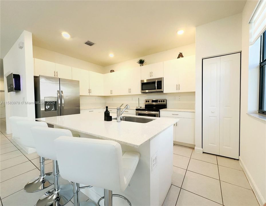 For Rent: $3,150 (3 beds, 2 baths, 1817 Square Feet)