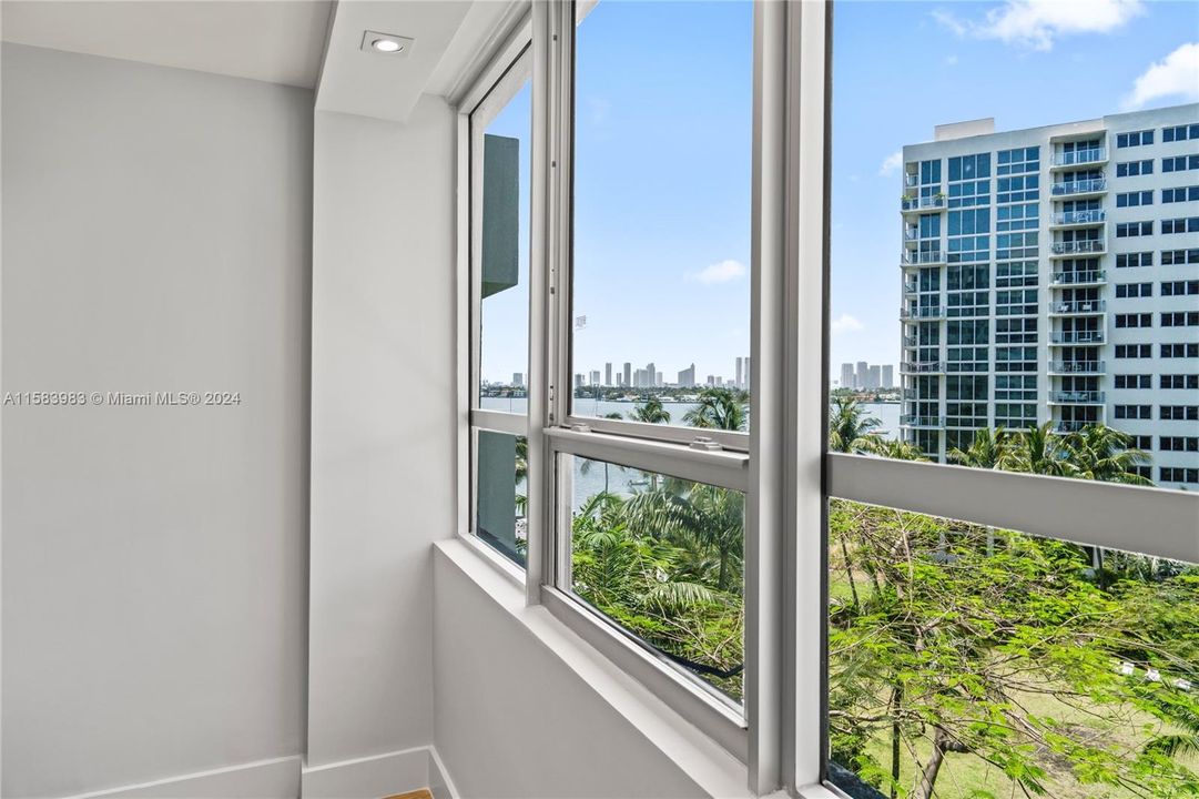 For Sale: $725,000 (2 beds, 2 baths, 1061 Square Feet)