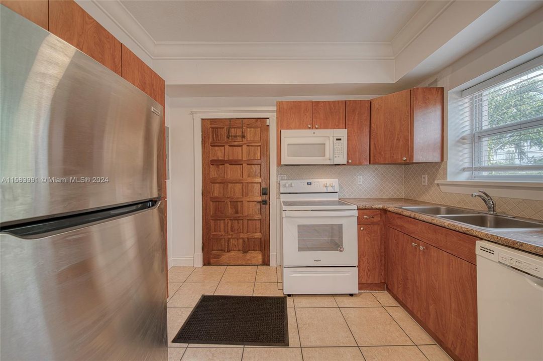 For Rent: $2,899 (2 beds, 2 baths, 1110 Square Feet)