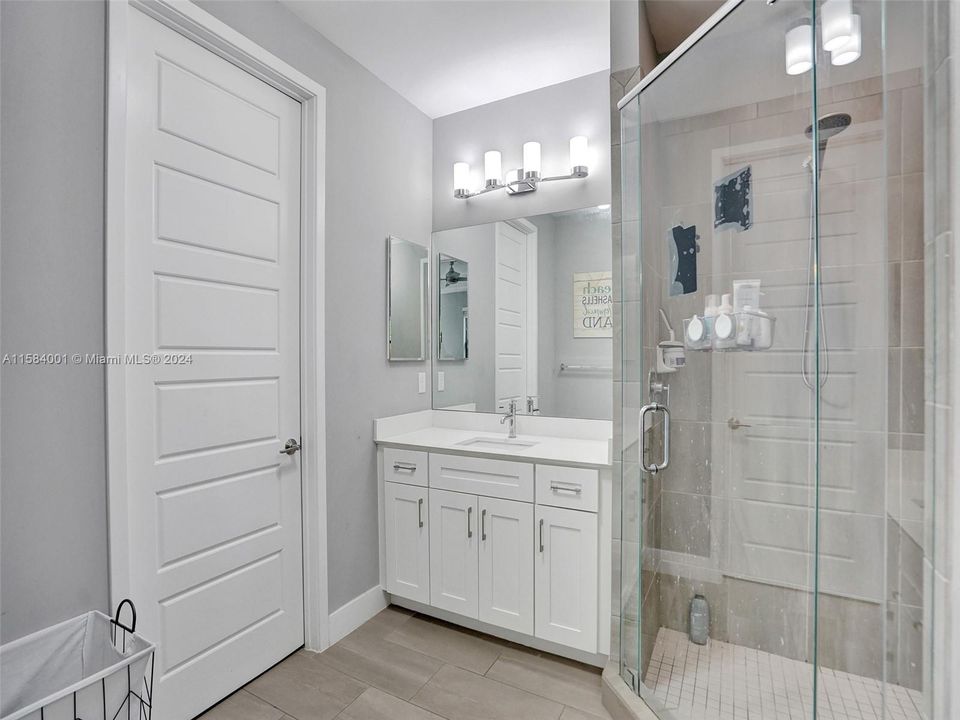 Modern Primary bathroom with 2 separated cabinets/sinks.