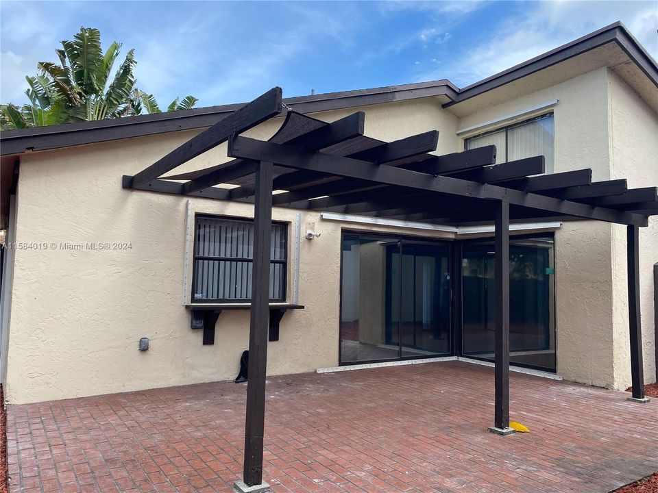 Active With Contract: $2,850 (2 beds, 1 baths, 1173 Square Feet)