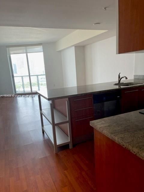 For Rent: $3,100 (1 beds, 1 baths, 825 Square Feet)