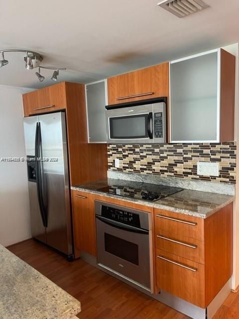 For Rent: $3,100 (1 beds, 1 baths, 825 Square Feet)