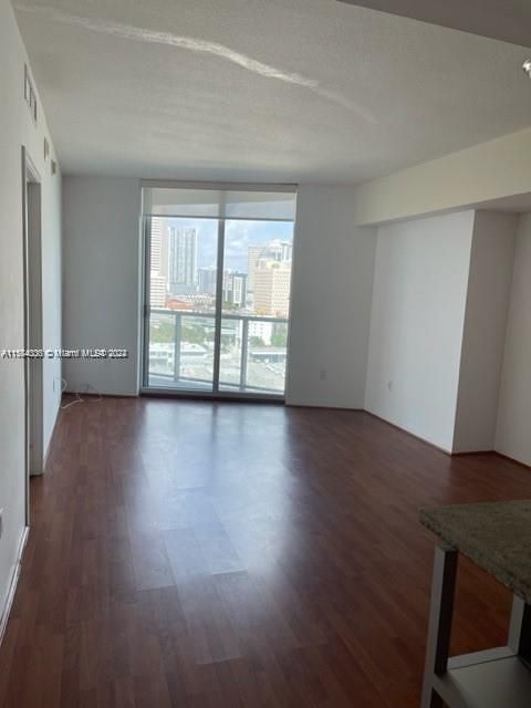 For Rent: $3,100 (1 beds, 1 baths, 825 Square Feet)