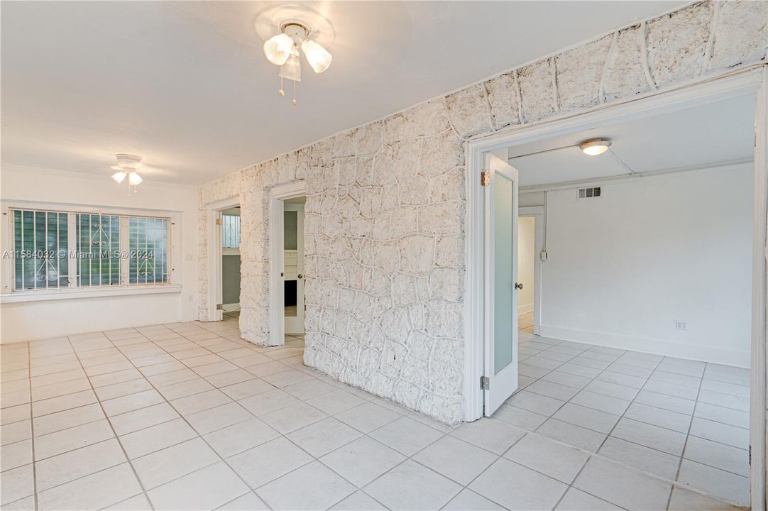 Large foyer entrance that could be used as an additional room.