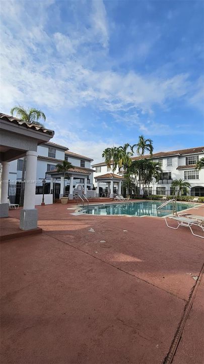 Active With Contract: $2,700 (3 beds, 3 baths, 1285 Square Feet)