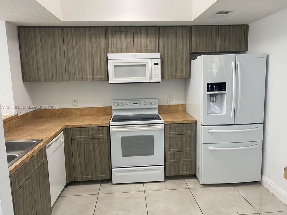 Active With Contract: $2,700 (3 beds, 3 baths, 1285 Square Feet)