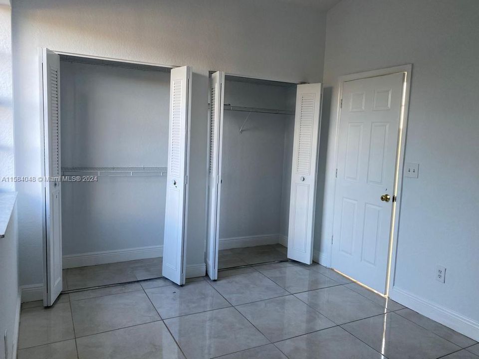 Active With Contract: $2,700 (3 beds, 3 baths, 1285 Square Feet)