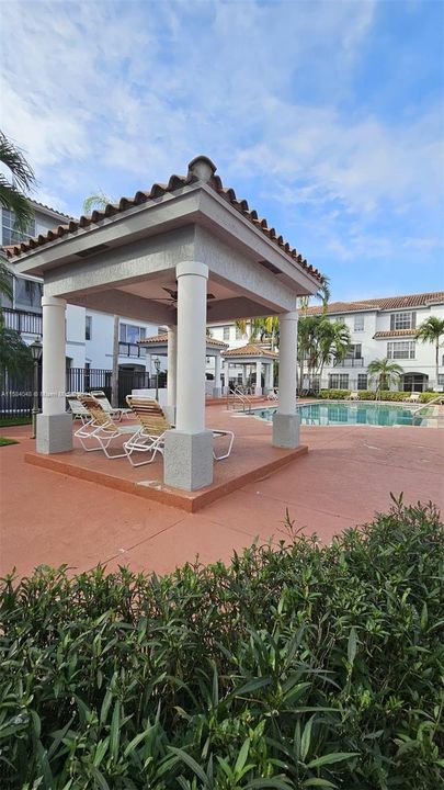 Active With Contract: $2,700 (3 beds, 3 baths, 1285 Square Feet)