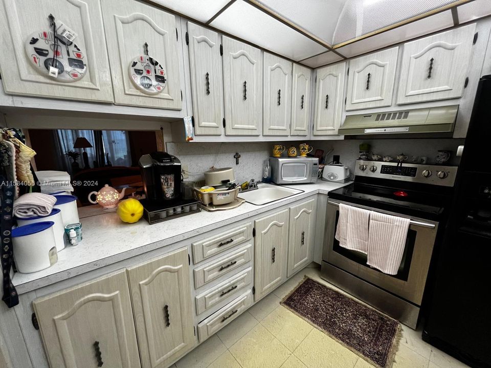 For Sale: $89,000 (1 beds, 1 baths, 758 Square Feet)