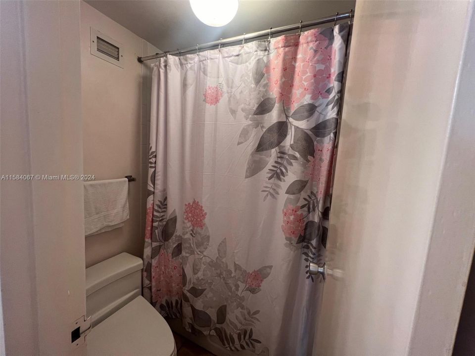 For Rent: $3,200 (1 beds, 1 baths, 890 Square Feet)