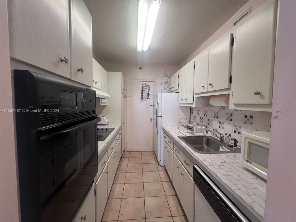 For Rent: $3,200 (1 beds, 1 baths, 890 Square Feet)