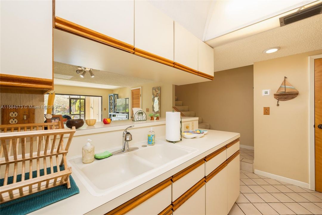 For Sale: $879,900 (2 beds, 1 baths, 1229 Square Feet)