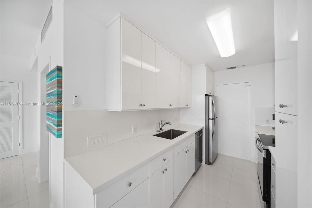 Active With Contract: $3,250 (1 beds, 1 baths, 770 Square Feet)