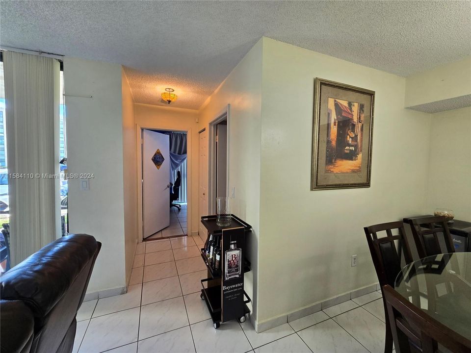 For Sale: $300,000 (2 beds, 2 baths, 910 Square Feet)