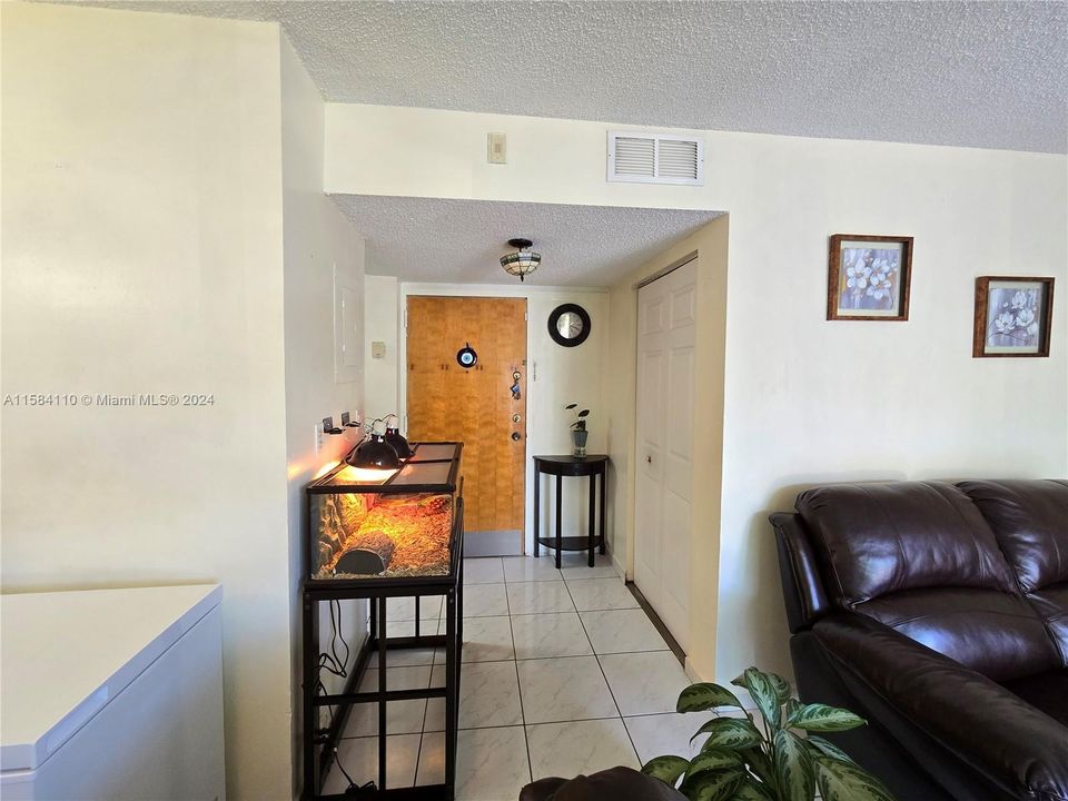 For Sale: $300,000 (2 beds, 2 baths, 910 Square Feet)