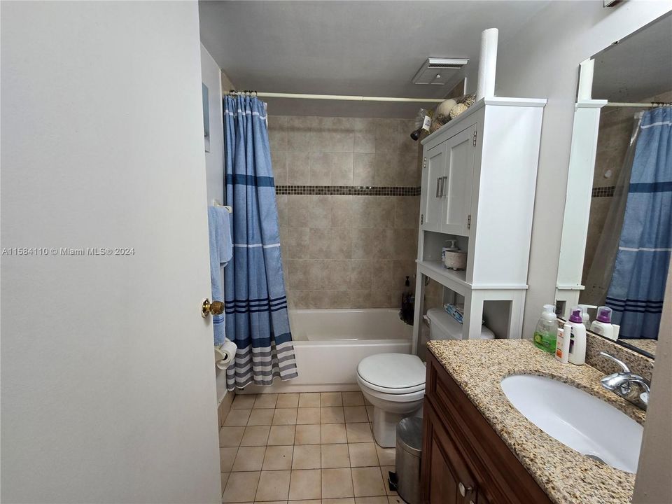 For Sale: $300,000 (2 beds, 2 baths, 910 Square Feet)