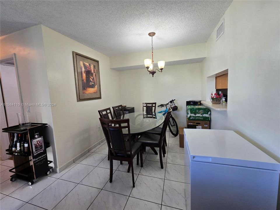 For Sale: $300,000 (2 beds, 2 baths, 910 Square Feet)