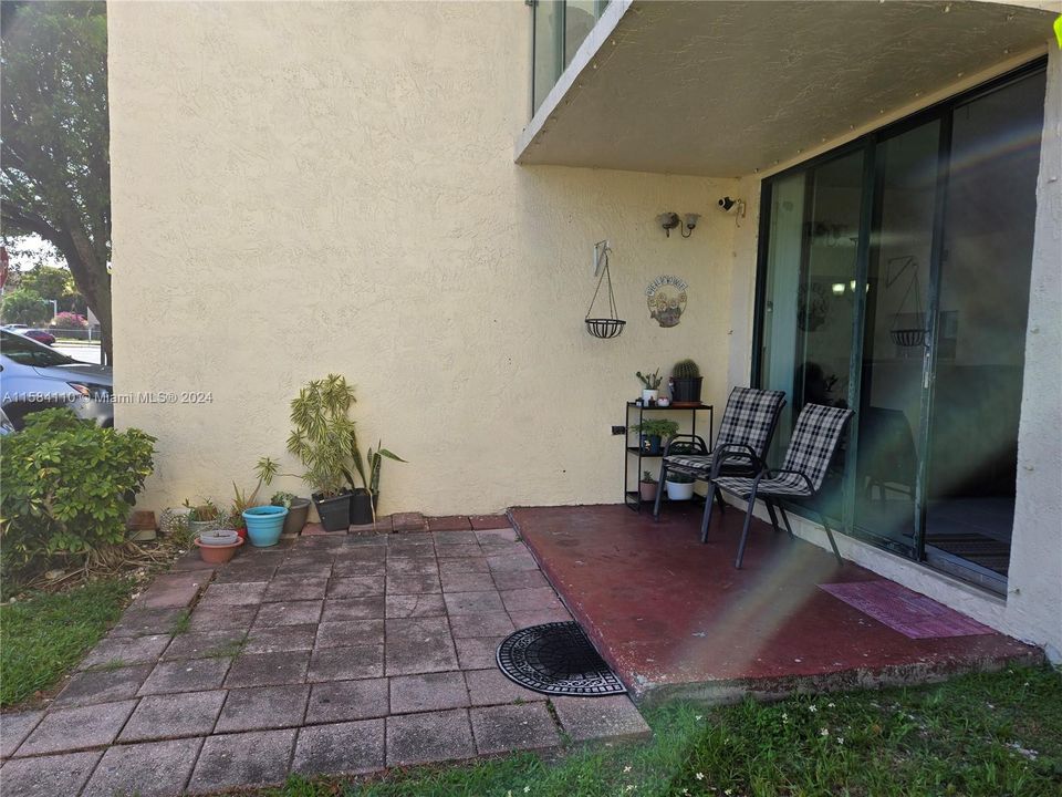 For Sale: $300,000 (2 beds, 2 baths, 910 Square Feet)