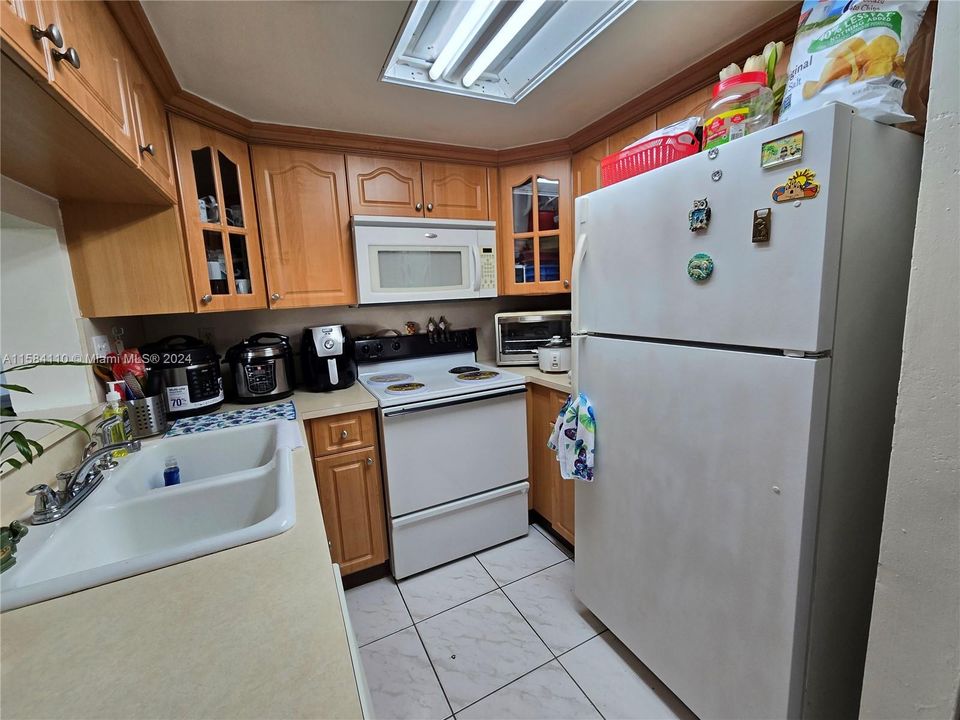 For Sale: $300,000 (2 beds, 2 baths, 910 Square Feet)