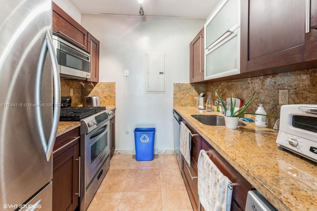 For Rent: $2,400 (1 beds, 1 baths, 561 Square Feet)