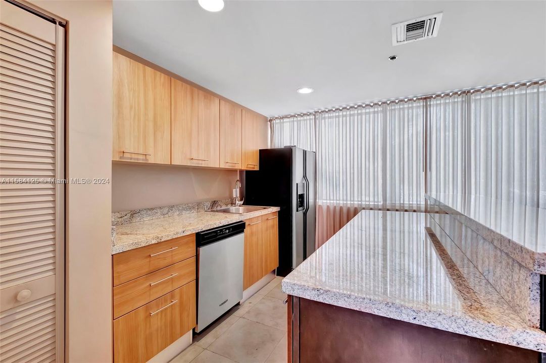 Active With Contract: $615,000 (1 beds, 1 baths, 907 Square Feet)