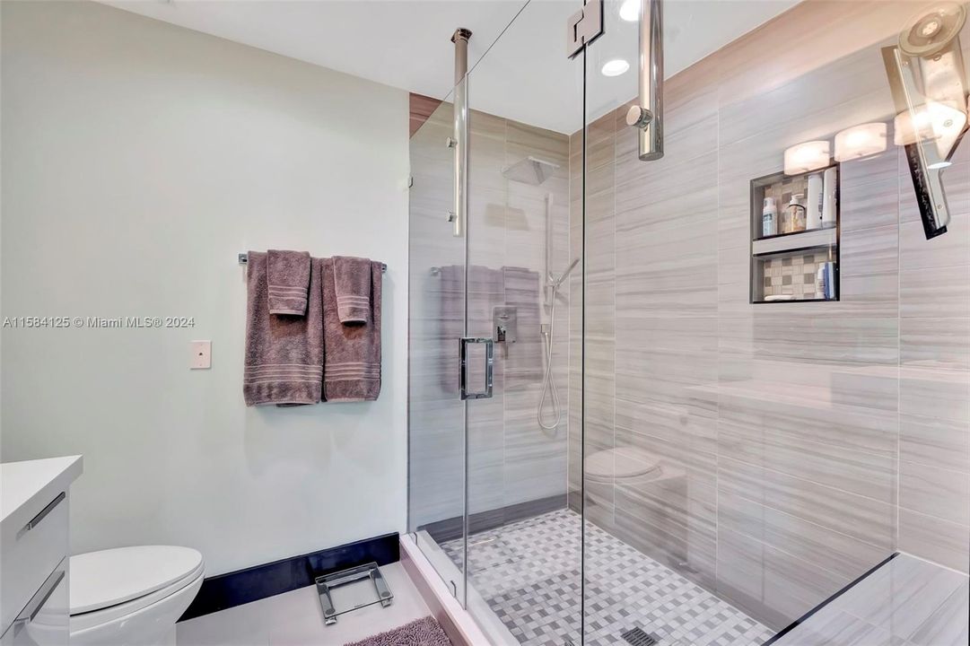 待售: $615,000 (1 贝兹, 1 浴室, 907 平方英尺)