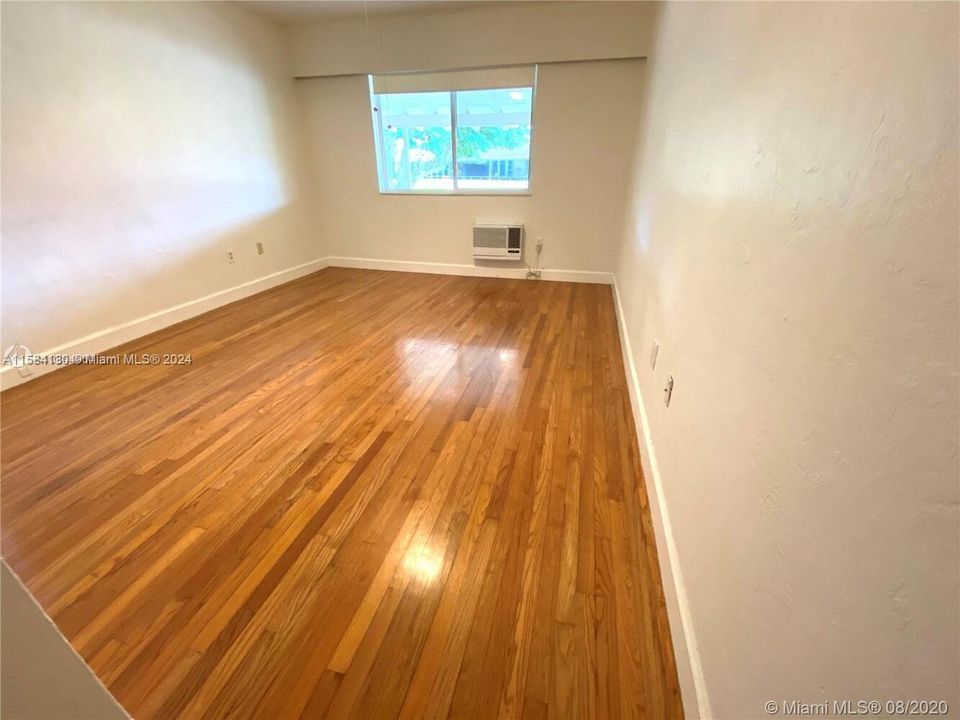 For Rent: $2,250 (1 beds, 1 baths, 849 Square Feet)