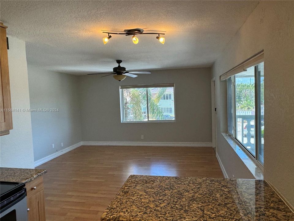 For Rent: $2,200 (2 beds, 1 baths, 745 Square Feet)