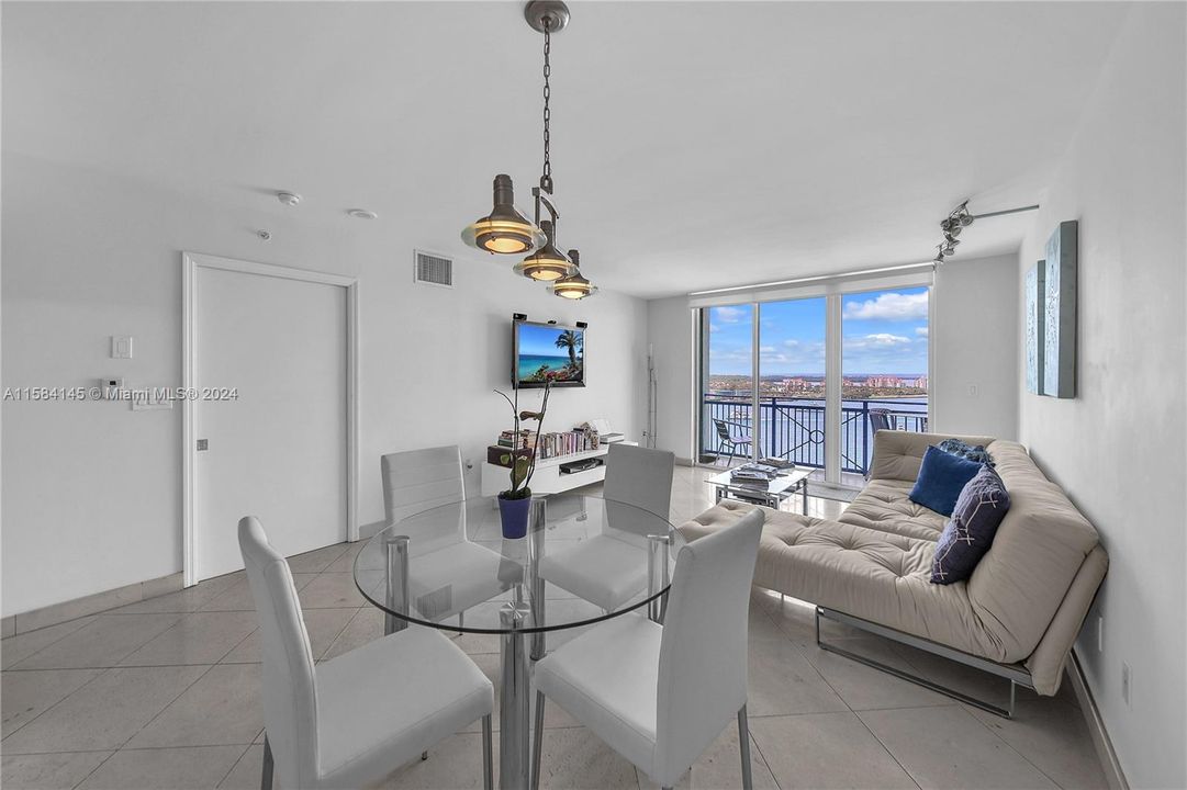 For Sale: $925,000 (1 beds, 1 baths, 780 Square Feet)