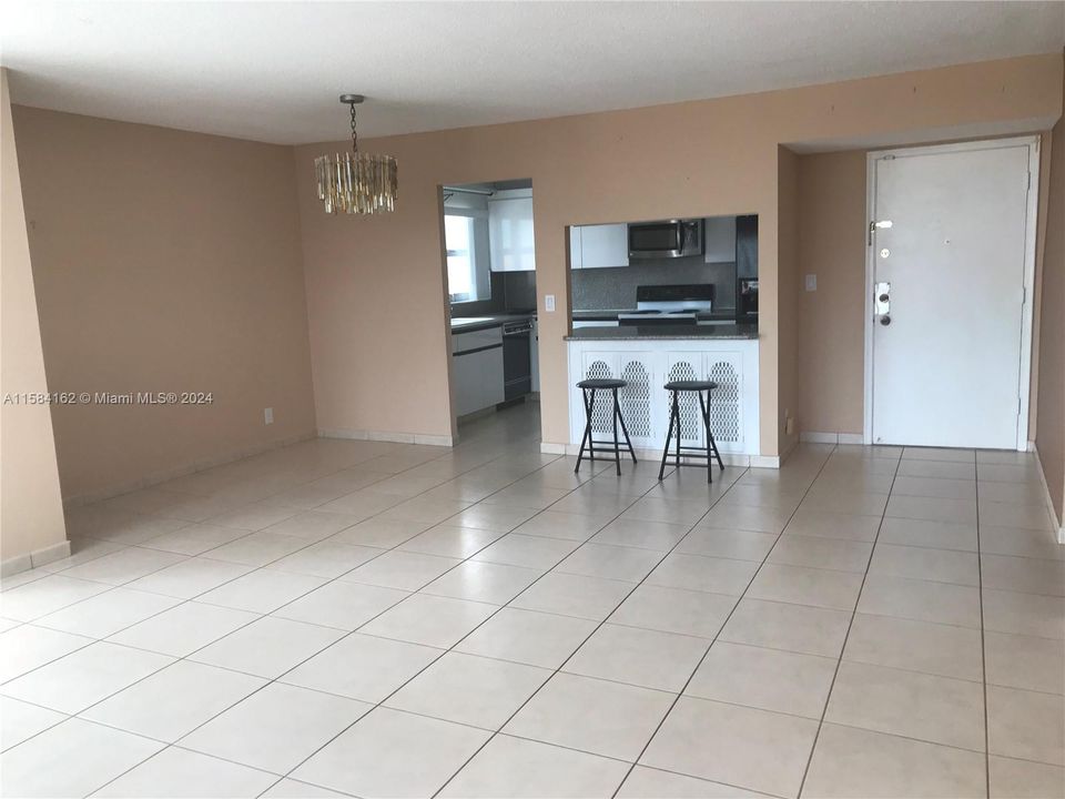 For Sale: $385,000 (2 beds, 2 baths, 1176 Square Feet)