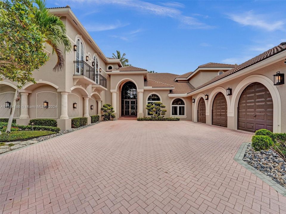 For Sale: $4,199,000 (5 beds, 6 baths, 8303 Square Feet)