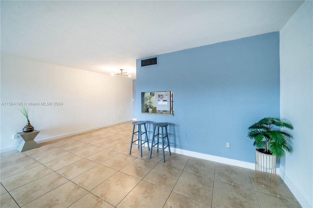 For Rent: $1,800 (1 beds, 1 baths, 991 Square Feet)